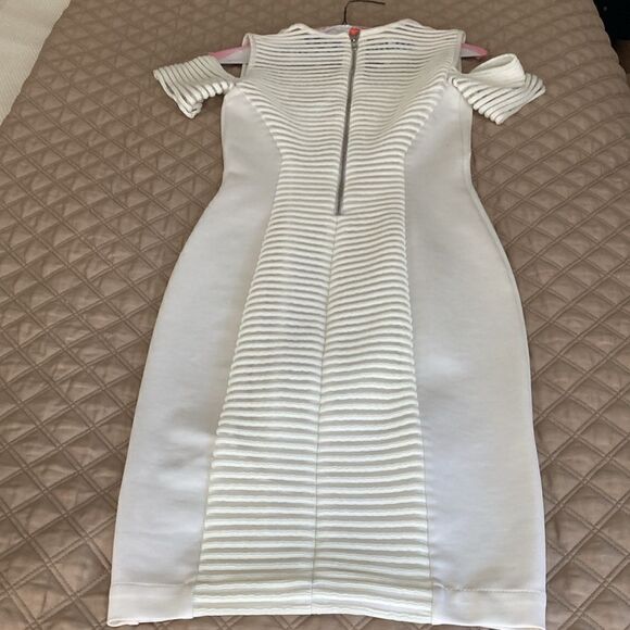 Yigal Azrouel White Sheath Cold Shoulder Dress. Size 0. - Picture 6 of 9
